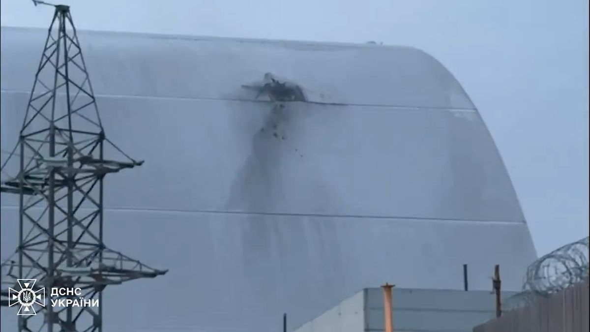 Štít v Černobylu chránící před radiací je po dronovém útoku oslabený